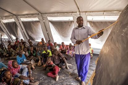 Boureima Tall, un maestro desplazado en el espacio de aprendizaje temporal en Socoura (Mali), enseña los números a sus alumnos en una clase en una carpa proporcionada por Unicef. Antes de la crisis, Boureima trabajaba en la ciudad de Bankass como maestro.