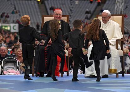 Un grupo de niños performa un baile típico irlandés frente al pontífice, el 25 de agosto de 2018, en Dublín. 