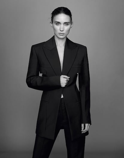 La actriz Rooney Mara con traje negro de GIVENCHY.