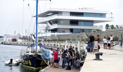 Miembros de la tripulación durante la presentación de la campaña en el Puerto de Valencia.