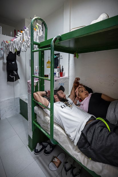 Samara y Hugo son pareja y comparten la celda 30 del módulo 18 de mujeres. Hugo es trans y cambió la de género. Segun comenta, lo que cuenta es lo que pone en el DNI y por tanto él no ha querido modicar el documento porque si no lo destinarían a un módulo de hombres. En la imagen ambos descansan en su celda.