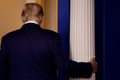 Donald Trump sale de la sala de prensa en la Casa Blanca tras hablar de los resultados electorales.