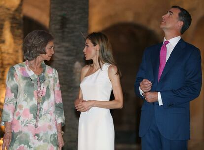 Felipe y Letizia, con la reina Sofía a su llegada al Palacio de la Almudaina, momentos antes de la recepción a las autoridades de Baleares y a una representación de la sociedad balear en el verano de 2014.