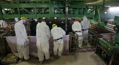 Técnidos de Tepco en el interior de la central.