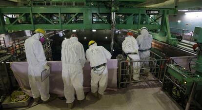 T&eacute;cnidos de Tepco en el interior de la central.