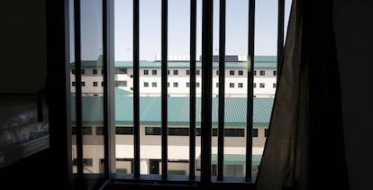 Vista, desde el interior de una celda, de las instalaciones del Centro Penitenciario Madrid VII, situado en la localidad de Estremera.