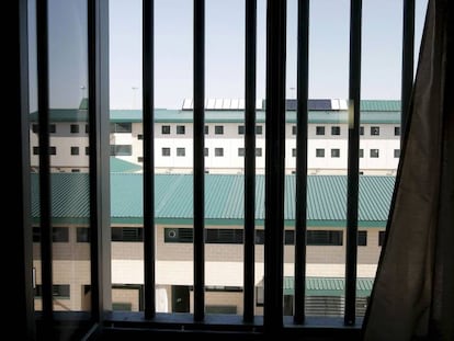 Vista, desde el interior de una celda, de las instalaciones del Centro Penitenciario Madrid VII, situado en la localidad de Estremera.