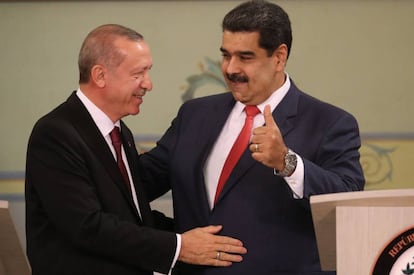 El presidente de Venezuela, Nicolás Maduro, recibe a su homólogo turco, Recep Tayyip Erdogan.