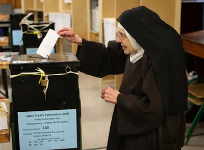 Una monja carmelita deposita su voto en un colegio electoral de Dublín.