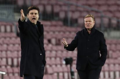 Mauricio Pochettino, entrenador del PSG y Ronald Koeman, entrenador del Barcelona se quejan tras una decisión de uno de los árbitros asistentes.