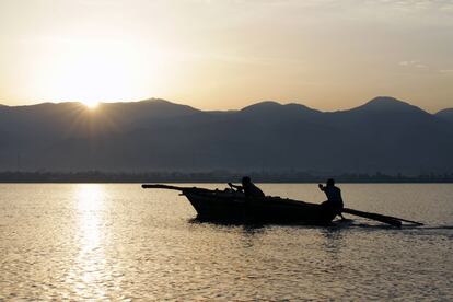 El sol despunta dejando un paisaje espectacular. Al fondo las montañas ruandesas y burundesas que se unen sin fronteras cobijan a la capital, Bujumbura. Una barca de pescadores pone el rumbo hacia la orilla.