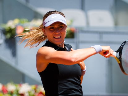 Badosa golpea la pelota durante el partido contra Barty.