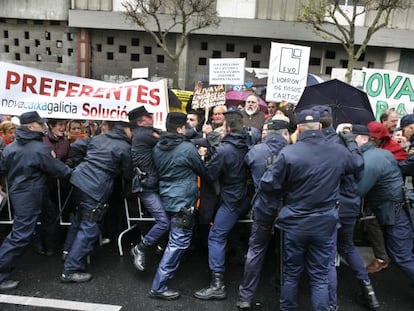 Afectados por las preferentes en una concentraci&oacute;n ante el Parlamento.