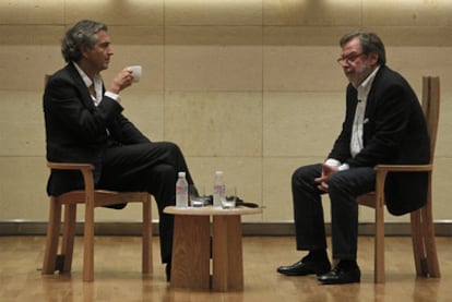 Bernard-Henri Lévy y Juan Luis Cebrián, durante su charla ayer en el Hay Festival de Segovia.