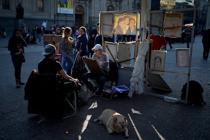 Un artista pinta el retrato de un joven en el centro de Santiago, Chile, en una fotografía de archivo.
