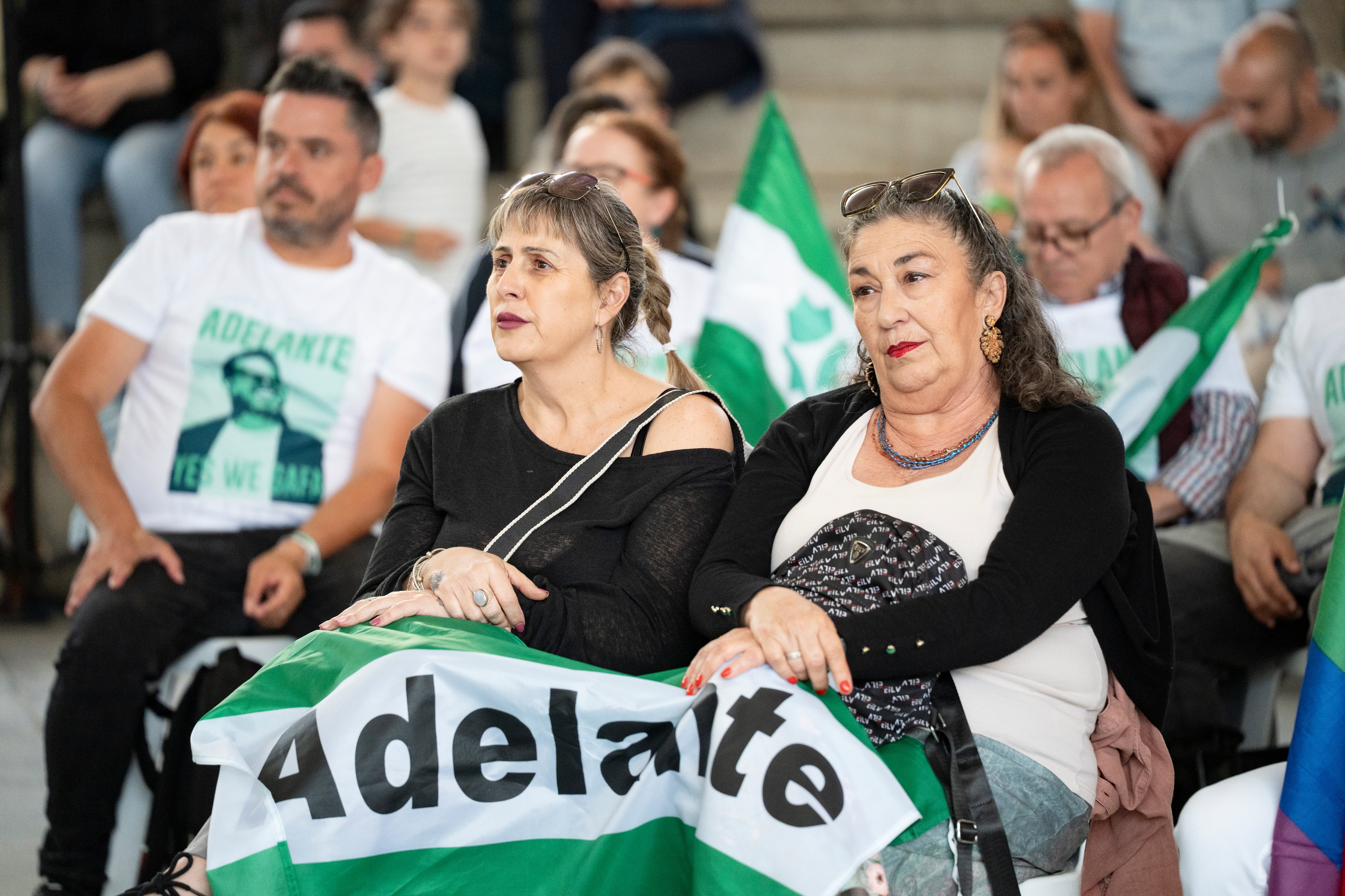 Asistentes a un mitin de Adelante Andalucía, este pasado viernes en Cádiz, portan una bandera de Andalucía con el nombre del partido. 