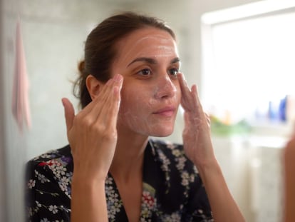 La rutina comienza con la aplicación de un limpiador facial en espuma. GETTY IMAGES