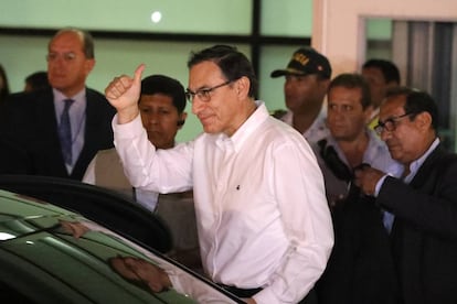 El vicepresidente peruano, Martín Vizcarra, saluda a su llegada al aeropuerto de Lima.