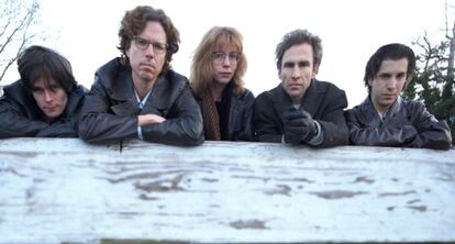 Gary Louris, segundo por la izquierda, l&iacute;der de The Jayhawks. 