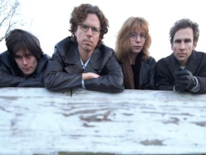 Gary Louris, segundo por la izquierda, l&iacute;der de The Jayhawks. 