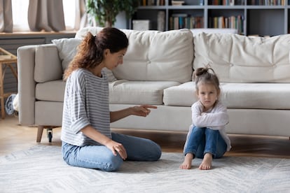 Una madre razonando con su hija.