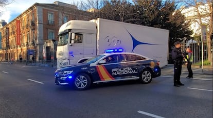 Un camión con obras de arte del museo Thyssen-Bornemisza sale del centro custodiado por la Policía Nacional, en Madrid.