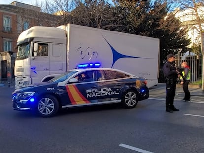 Un camión con obras de arte del museo Thyssen-Bornemisza sale del centro custodiado por la Policía Nacional, en Madrid.