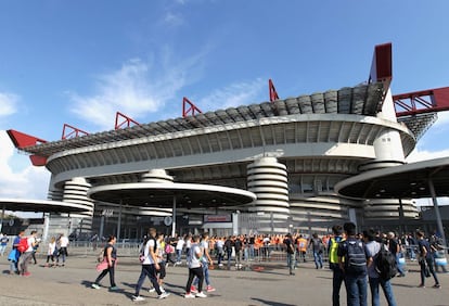 Estadio Giuseppe Meazza, también conocido como Estadio San Siro, del arquitecto Alberto Gugini, en Milán. En algunos casos, los nuevos estadios se plantean como espacios que no molesten, que casi no se noten.