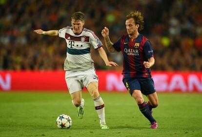Rakitic busca el balón frente a Schweinsteiger en el Barça-Bayern.