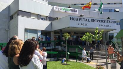 Puerta de acceso al Hospital Virgen Macarena, en Sevilla.