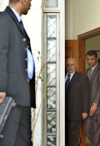 Ahmed Qurei y Mohamed Dahlan (derecha) abandonan el Parlamento palestino.