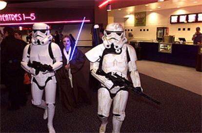 Seguidores de la saga de Lucas, ataviados como alguno de los personajes, durante el estreno de la película en Las Vegas.