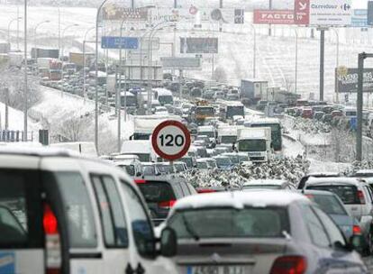 Atasco en la autovía de Burgos, a la salida de Madrid, durante la nevada del pasado día 9.
