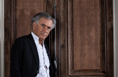 Bernard-Henri Lévy posa en la productora de su última película en París.