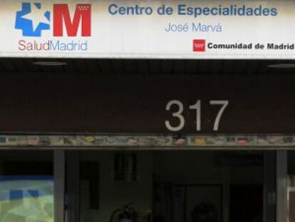 Una mujer pasa frente a un centro sanitario público en Madrid.