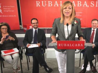 Elena Valenciano, arropada por el equipo de campaña, durante el acto.