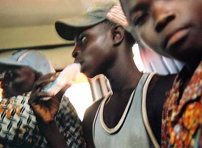 Emmanuelle y Samuel, en el autobús que les condujo de su aldea natal en Benin a los campos de trabajo de Costa de Marfil.