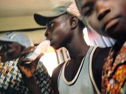 Emmanuelle y Samuel, en el autobús que les condujo de su aldea natal en Benin a los campos de trabajo de Costa de Marfil.