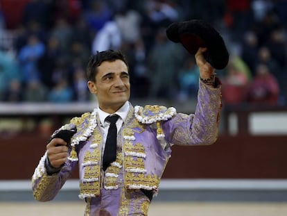 El diestro Paco Ure&ntilde;a tras cortar una oreja a su segundo toro, durante la sexta corrida de la Feria de San Isidro.