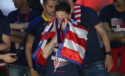 Torres se seca las lágrimas en la celebración del Atético de la Liga Europa.