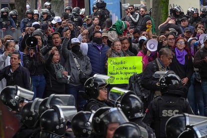 Trabajadores del Poder Judicial se reunieron para manifestarse a las afueras de la Cámara de Diputados, donde Claudia Sheinbaum tomó protesta como presidenta de México.