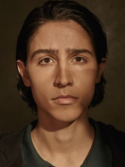 Lorenzo James Henrie (Phoenix, 1993) é um dos atores mais jovens nas filmagens de Fear The Walking Dead, mas por sua cautela ao falar com a imprensa sobre seu trabalho parece ser o mais veterano. Ele não quer revelar nenhum detalhe que possa ser um 'spoiler', mas também transmite a sensação de que essa cautela se deve à sua pouca experiência nestas situações. <p>Henrie é Christopher Manawa, o filho de Travis Manawa (Cliff Curtis), um adolescente que tem dificuldade para aceitar a separação dos pais e teme que o pai forme uma nova família com Madison e os dois filhos dela. <p>Aí reside o maior medo desse personagem: “Acredito que Chris teme ter de se juntar a essa outra família. Ele tem medo do apocalipse, é claro, mas acho que o que ele quer é levar uma vida coerente com ele mesmo”. O personagem teme isso precisamente porque o apocalipse está fazendo com que ambas as famílias se reúnam. <p>Na série original, The Walking Dead, muitos personagens morreram ao longo das temporadas. Como você gostaria de ver morrer seu personagem, se isso vier a acontecer? “Bem, isso poderia acontecer”, diz rindo, “e se for caso, eu espero que seja com um grande estrondo, talvez salvando a vida de outra pessoa. Isso seria legal... se eu morrer”.