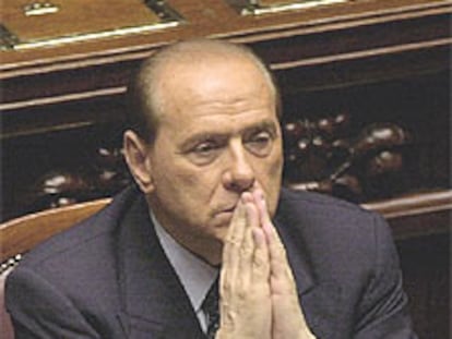 Silvio Berlusconi escucha a la oposición parlamentaria en enero de 2002.