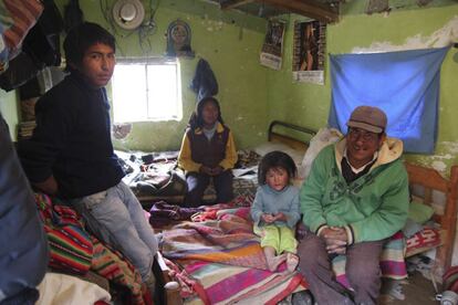 Familia de mineros. Viven a pie de la explotacin y la mujer ejerce de vigilante en las noches.