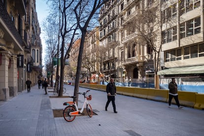 Tramo de la Superilla Eixample de la calle de Consell de Cent de Barcelona, entre la Rambla de Catalunya y Balmes, semanas atrás, con el resultado de las obras visible, a falta de vegetación.