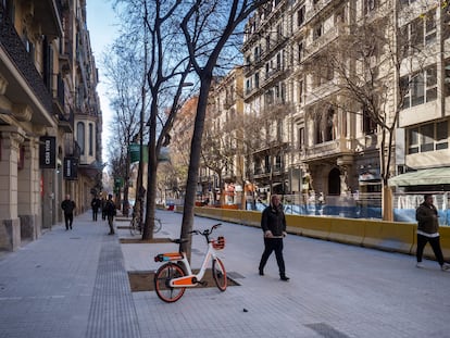 Obras en la fase final en la calle Cosell de Cent, entre Balmes y Passeig de Gràcia, el 19 de enero de 2023.