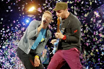 Chris Martin y Jon Buckland, durante un momento del concierto en la madrileña Plaza de Las Ventas.