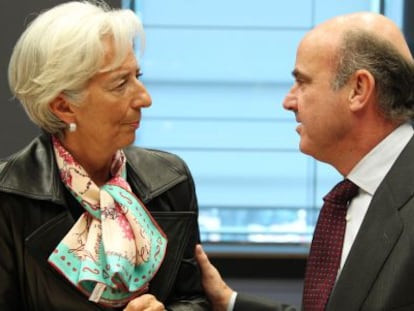 Luis de Guindos, ministro de Economía de España, habla con Christine Lagarde, directora del FMI, que este lunes acudió al Eurogrupo