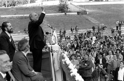 La recuperación de las elecciones libres era también la de los mítines, como este de Joaquín Ruiz-Giménez en la clausura de campaña de la Federación de la Democracia Cristiana celebrado en la Casa de Campo de Madrid. El que después se convertiría en el primer Defensor del Pueblo (con la victoria socialista en 1982), reunió en ese mitin a unas 5.000 personas, aunque finalmente no lograría escaño.