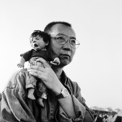 Liu Xiaobo, 2004-2005. Atualmente o trabalho da fotógrafa é exibido em duas grandes exposições: 'With my eyes closed' (com meus olhos fechados), em Berlim, Alemanha, e 'Attemschaukel – A Joined exhibition of Liu Xia and Tsai Hai, em Taipei, Taiwan.